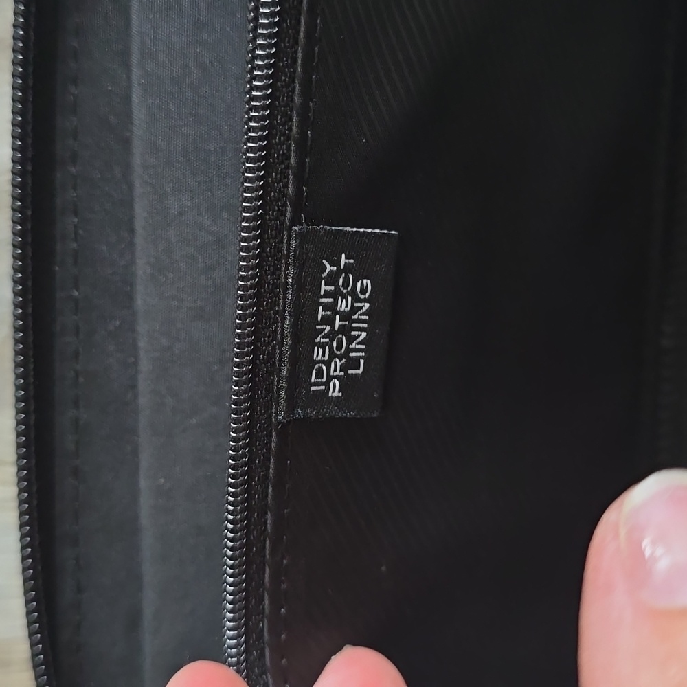 Tahari black wallet Wristlet NWOT - Picture 6 of 8